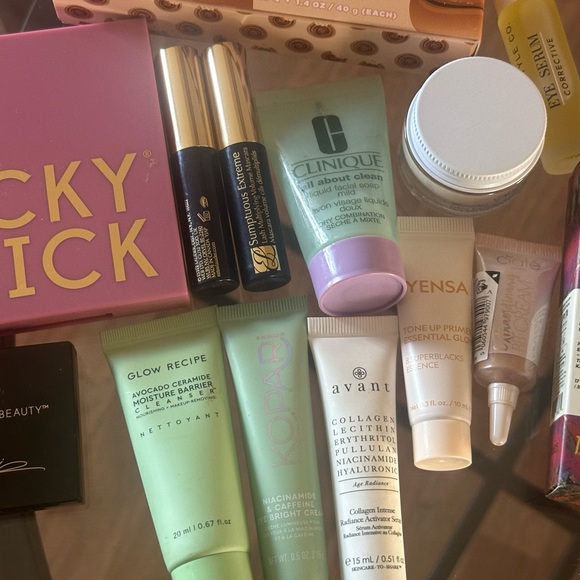 Makeup Set with Pink and Gold Accents - Picture 5 of 16